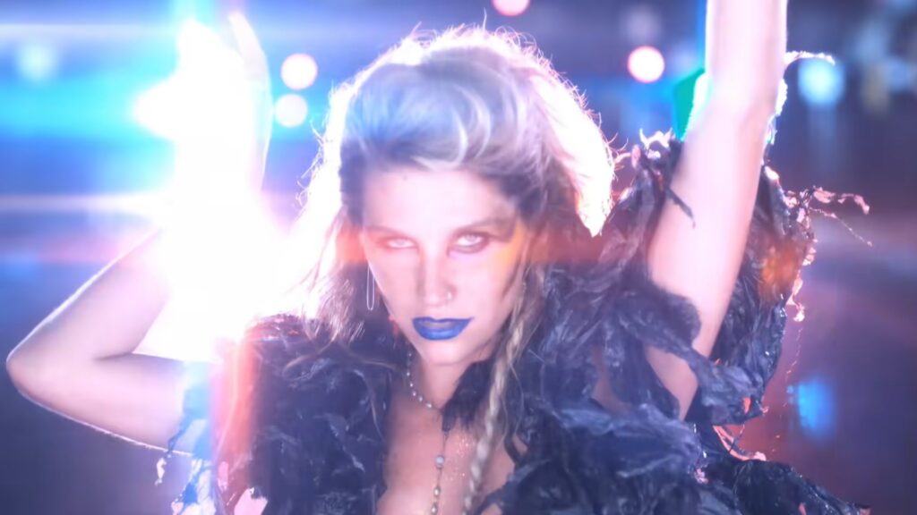 Kesha veröffentlicht „endlich“ das 16 Jahre alte Musikvideo zu „Backstabber“